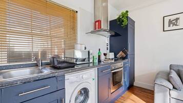 Frigorífico, microondas, horno y placa de cocina