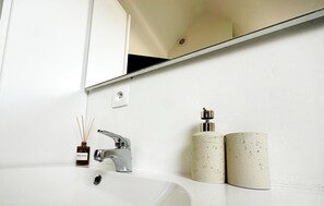 Basic Apartment | Shared bathroom - Central 2 Private Rooms With Shared LR (Gent)
