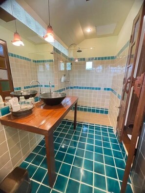 Familien-Suite, Gartenblick | Badezimmer | Dusche, kostenlose Toilettenartikel, Haartrockner, Hausschuhe