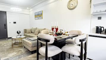 Departamento Confort, vista al jardín | Área de sala de estar