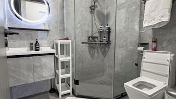 Comfort Apartment, Garden View | Bathroom | Slippers