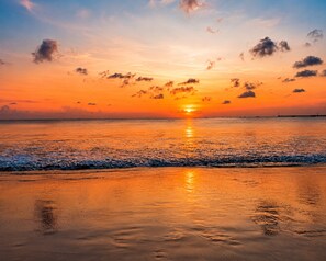 A beach with a sunset over the ocean. - Maison 246 2BR Cozy Private Pool Villa In Vibrant Canggu (Badung)