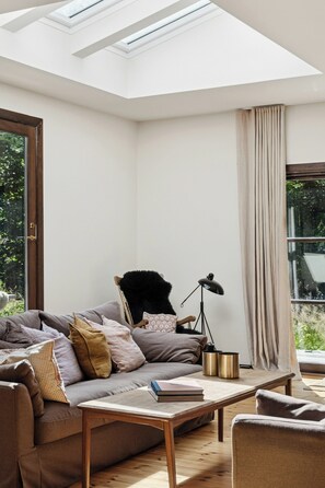 TV, fireplace - Architect designed with two wings by Tisvilde Hegn (Tisvildeleje)