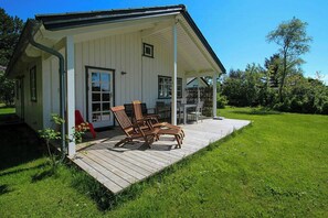 Outdoor dining - Authentic cottage close to the beach on Samsø (Samsø)