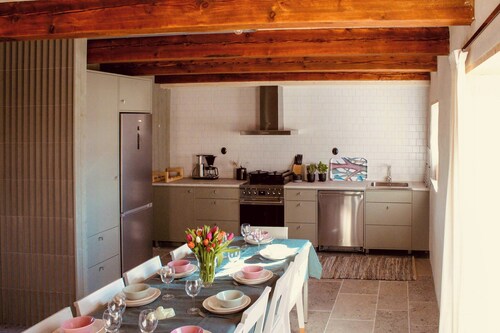 Stor flat in restored stone barn near the sea