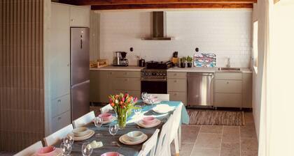 Stor flat in restored stone barn near the sea