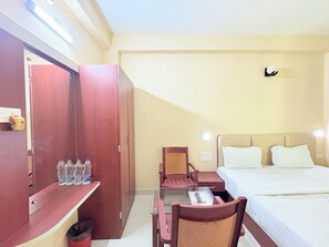 Quarto casal standard, sacada, vista para a cidade | Escrivaninha, Wi-Fi de cortesia