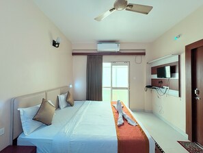 Quarto casal standard, sacada, vista para a cidade | Vista do quarto