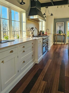 Microwave, oven, dishwasher, coffee/tea maker - Villa with own jetty by limestone lake in Balsvik (Kristianstad)