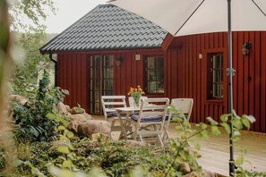 Outdoor dining - Quaint barn nestled between sea and forest (Båstad)