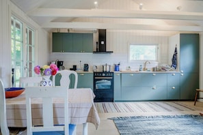 Oven, dishwasher, coffee/tea maker - Quaint barn nestled between sea and forest (Båstad)