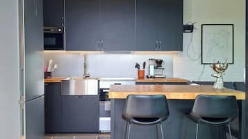 Microwave, oven, dishwasher, coffee/tea maker
