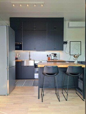 Microwave, oven, dishwasher, coffee/tea maker