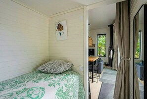 Room - Cottage with lake view and boat at Lake Storsjön (Sandviken)
