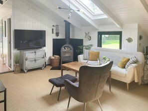 TV, fireplace - Summerhouse with hot tub on Langeland (Tranekær)