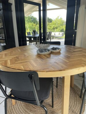 Outdoor dining - Summerhouse with hot tub on Langeland (Tranekær)