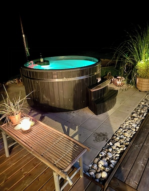 Outdoor spa tub - Summerhouse with hot tub on Langeland (Tranekær)