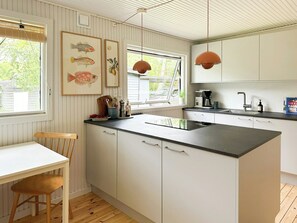 Microwave, oven, dishwasher, coffee/tea maker - Summer house near Gudmindrup Beach with sunroom (Højby)
