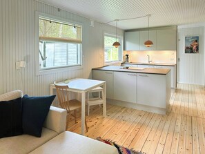 TV, fireplace - Summer house near Gudmindrup Beach with sunroom (Højby)