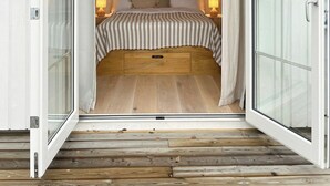 Une chambre à coucher avec un lit, des lampes de chevet et un luminaire suspendu.