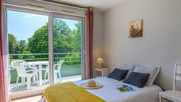 1 bedroom, bed sheets