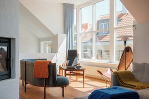 TV, fireplace - Enjoy sea views in this Skagen beach summer house (Skagen)