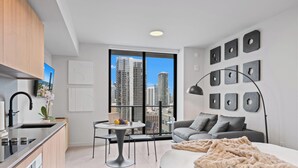 A modern apartment with a kitchen, dining area, and living room, featuring a large window with a city view. - Downtown Miami near Science&Art Museums (Miami)
