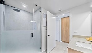 Junior-Studio, Stadtblick | Badezimmer