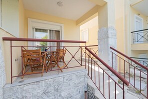 Outdoor dining - Chrysanthos Maisonette by RentalsPro - Siviri Halkidiki (Siviri)
