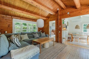 TV, fireplace - Authentic log house near beach (Væggerløse)
