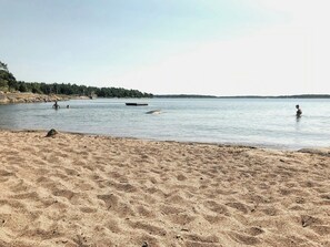Beach - Nature and veranda in perfect alignment (Djurhamn)