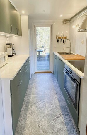 Microwave, oven, dishwasher, coffee/tea maker - Nature and veranda in perfect alignment (Djurhamn)