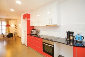 Fridge, microwave, oven, stovetop - Barcelona center family apartment 7 (Barcelona)