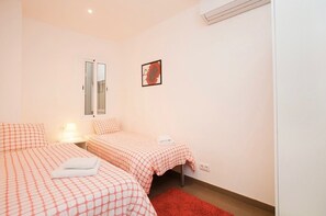 2 bedrooms, iron/ironing board, travel cot, free WiFi - Barcelona center family apartment 7 (Barcelona)