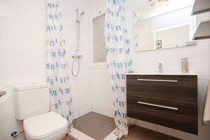 Shower, hair dryer, towels, soap - Barcelona center family apartment 7 (Barcelona)