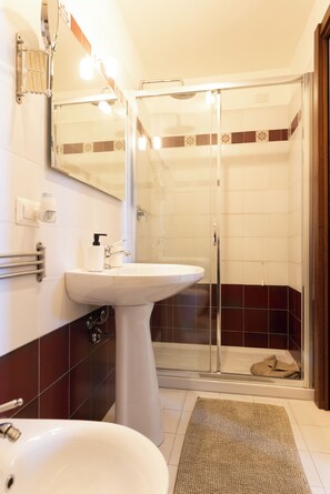 Comfort Double Room, Patio, Courtyard View | Bathroom | Shower, hair dryer, towels, soap - Tenuta cappello (Sicilia)
