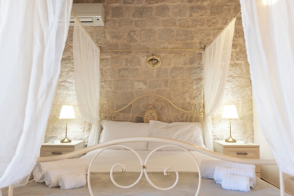 Deluxe Double Room, Patio, Courtyard View | WiFi (free)