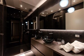 Shower, bidet, towels, shampoo - VivimiHome - The B Suite (Milano)