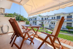 Outdoor dining - Ammos Premium Apartment by RentalsPro - Fourka Halkidiki (Fourka)