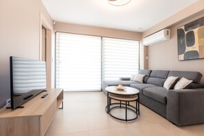TV - Luna Villas Moon by RentalsPro - Portaria Beach (Nea Moudania)