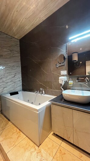 Casa de campo, vista para a piscina | Banheiro | Chuveiro, toalhas de banho, sabonete, shampoo