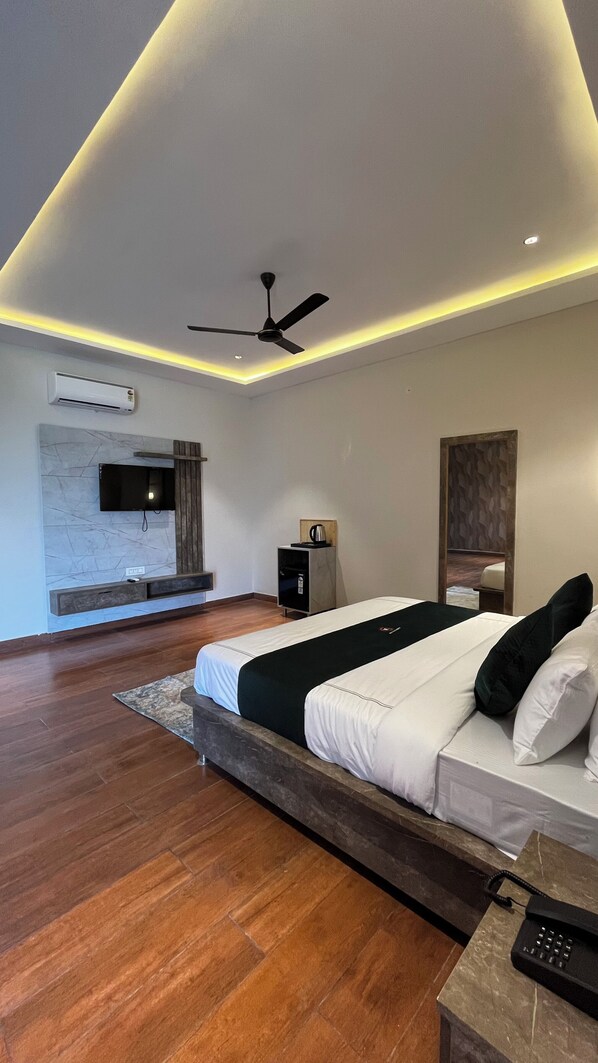 Desk, laptop workspace, iron/ironing board, free WiFi - Hill Turn Corbett (Ramnagar)