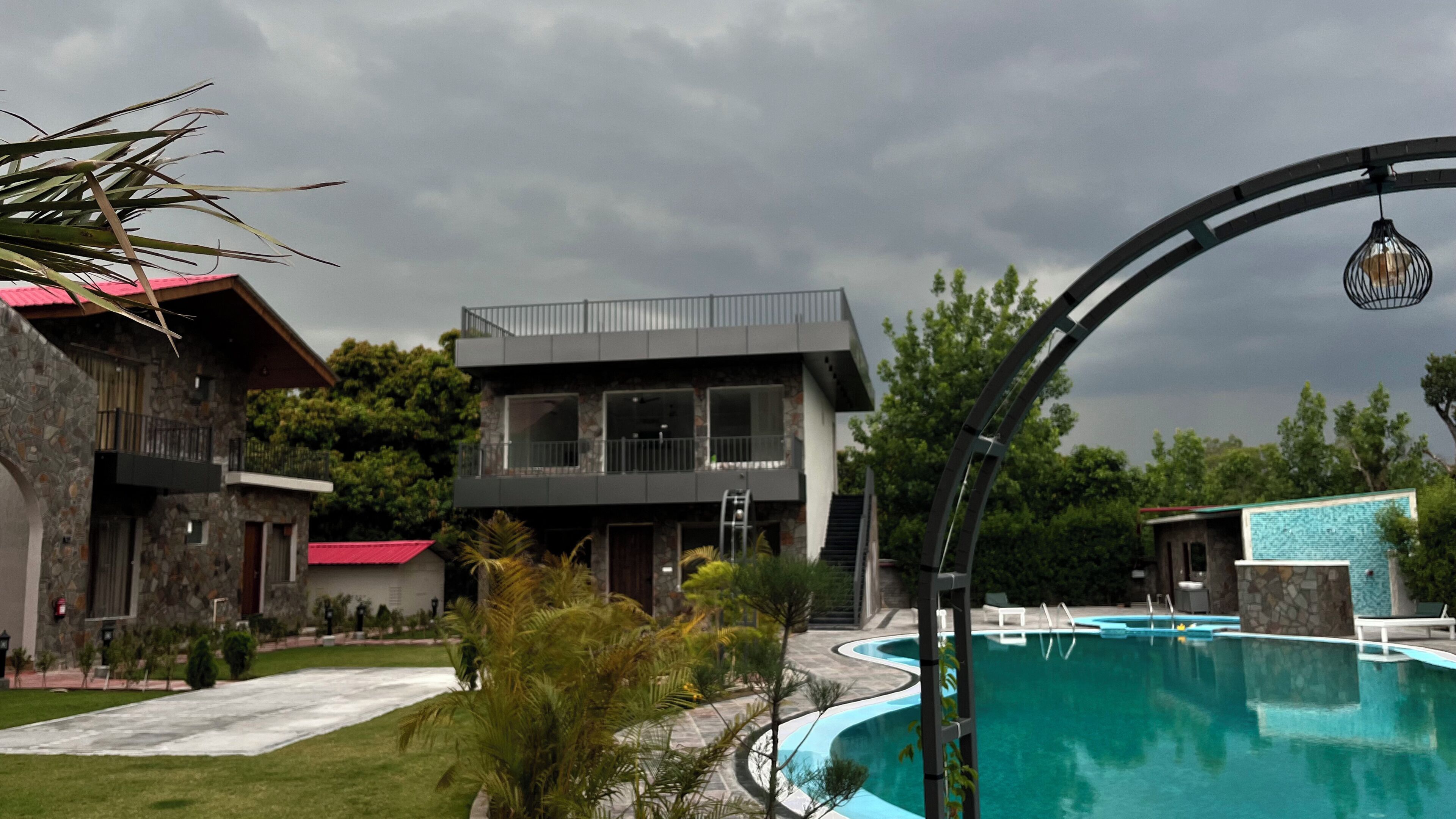 Una piscina al aire libre