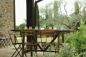 Outdoor dining - Panoramic villa between Umbria and Tuscany (San Leo Bastia)