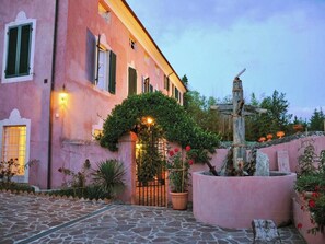 Property grounds - Historic villa with lake and sea views (Massarosa)