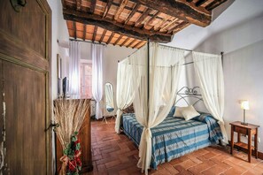 Desk, free WiFi - Historic villa with lake and sea views (Massarosa)