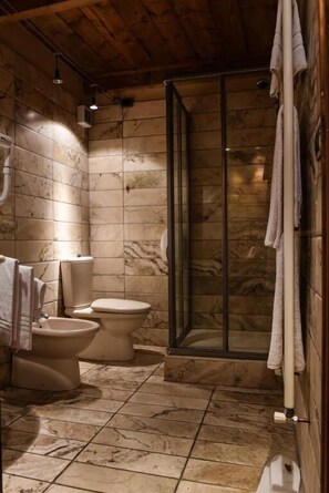 Kamar Superior, balkon, pemandangan halaman | Kamar mandi | Shower, perlengkapan mandi gratis, pengering rambut, dan sandal