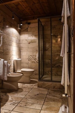 Superior Room, Balcony, Courtyard View | Bathroom. Cascina Rosengana