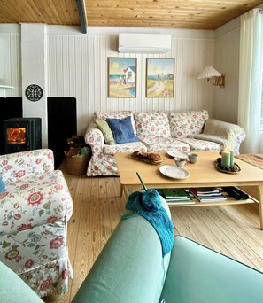 Una sala de estar acogedora con un sofá, una mesa de centro y una chimenea.