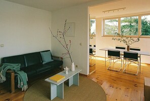 TV - Bauhaus studio with Havel river views in Werder (Werder (Havel))